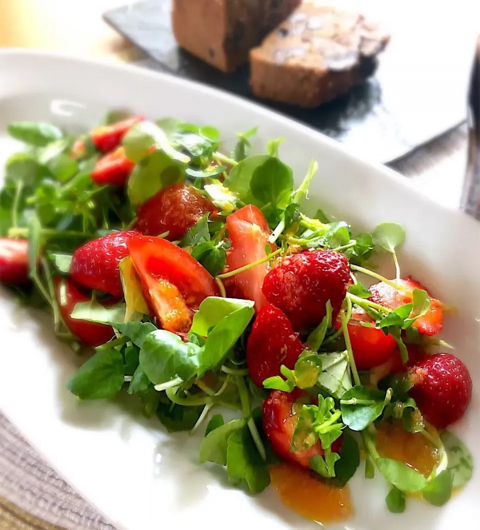 朝ごはんを食べよう🥗いちごとクレソンのサラダでビタミンCたっぷり朝ごはん🍓🥗|あしゃぱんさん