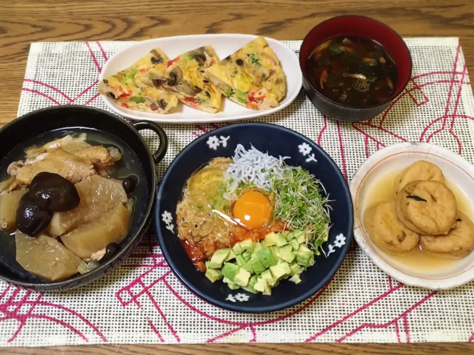 きのことトマトとブロッコリーのオムレツ・青梗菜と舞茸のお味噌汁・がんもどきの煮物・アボカドキムチしらす納豆・大根と手羽先の煮物|美也子さん