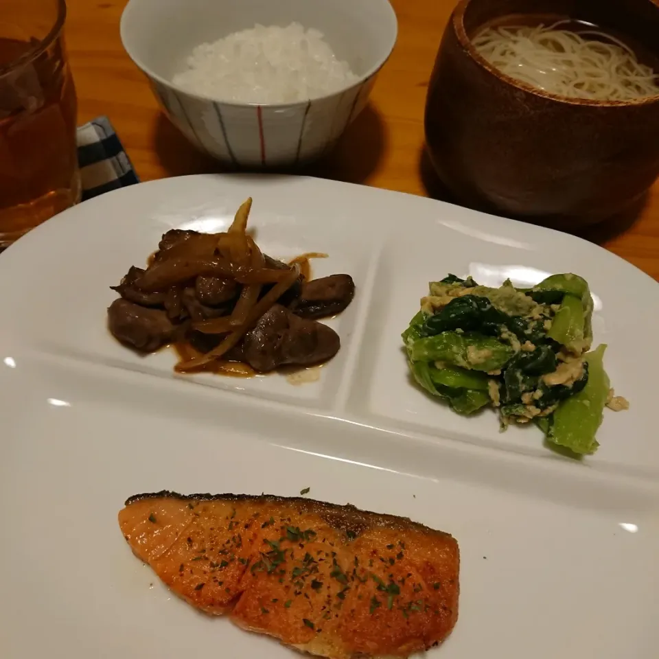 晩ご飯
鮭のムニエル
こころと玉ねぎのポン酢炒め
チンゲン菜と卵の中華炒め
煮麺|まりさん