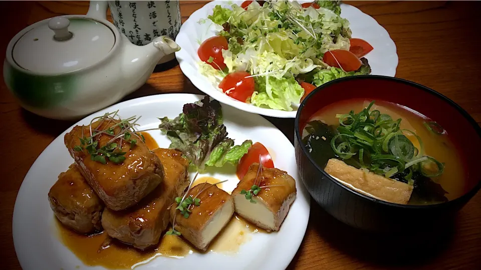 今日のテニス前実家での男飯(*･ω･)豚ももスライスと絹厚揚げの角煮風&サラダ&大根とワカメと絹厚揚げの味噌汁...♪*ﾟ|ひーちゃんさん