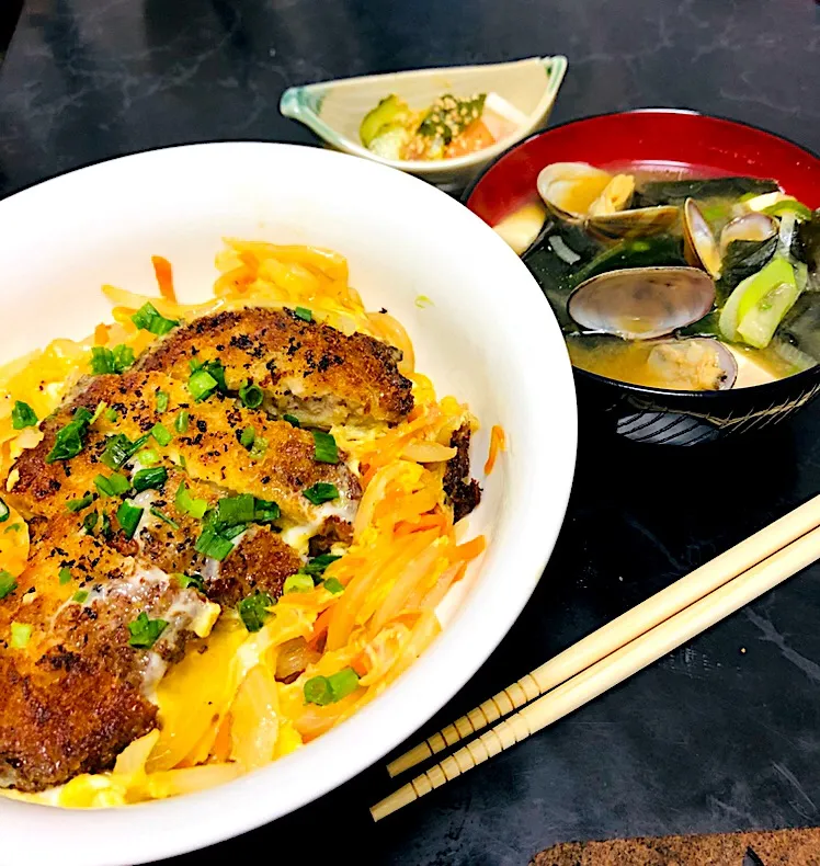 カツ丼🐷
あさりの味噌汁✨
梅浅漬け✨|ぶっちゃるんさん