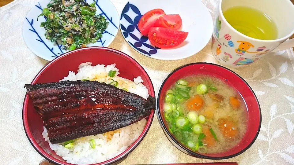 2/26の夕食
鰻丼となめこ味噌汁|卯月さん