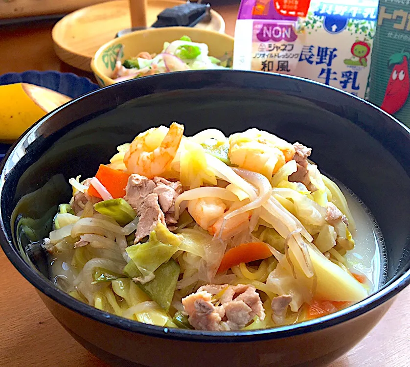 Snapdishの料理写真:アル中病棟の昼ごはん☀️☀️🔆
ちゃんぽん（長崎）  ツナサラダ🐟🥗  バナナ🍌  牛乳🥛|ぽんたさん