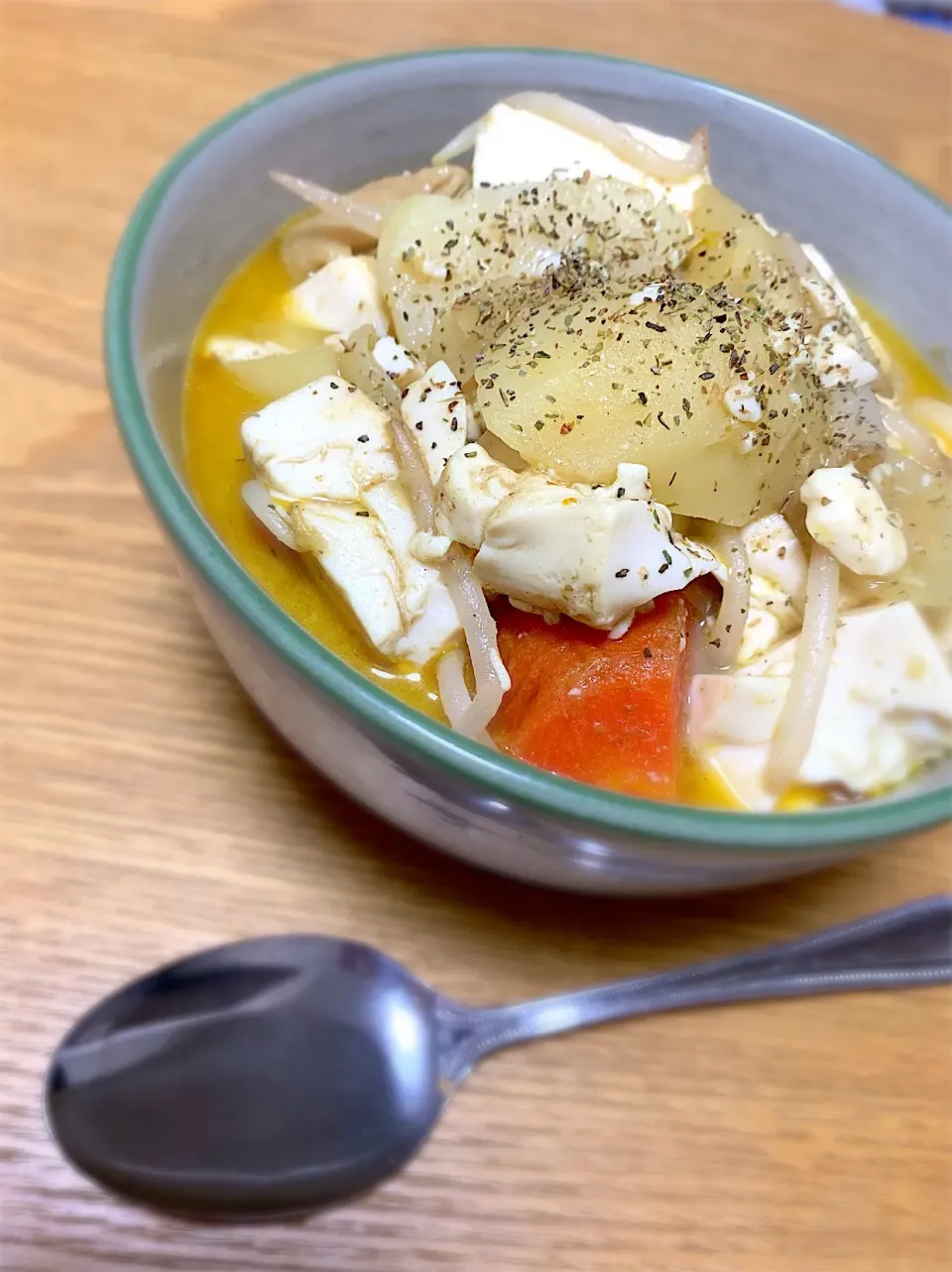 Snapdishの料理写真:イエローカレーで豆腐の煮込み☆|あやさん