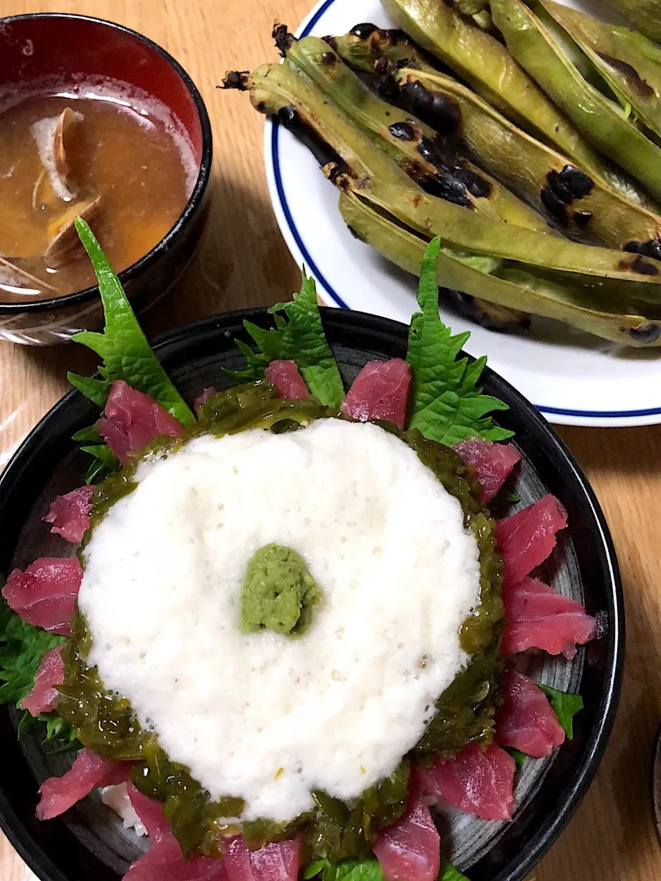 マグロとめかぶとろろ丼  焼き空豆 あさりの味噌汁|ミウトおかんさん