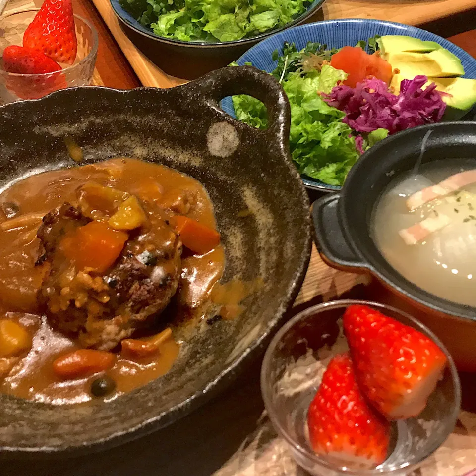 Snapdishの料理写真:今日の晩御飯
カレーハンバーグ
新たまねぎのまるごとスープ

いただきます🙏|mokoさん