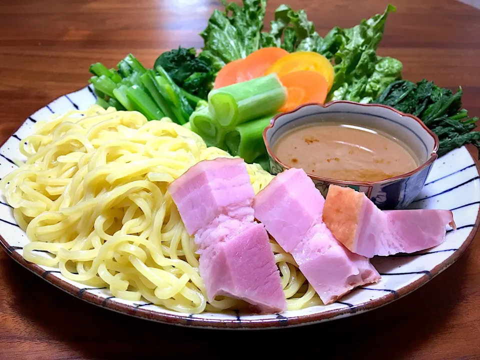 たっぷり温つけ麺🍥 ベーコン添え🥓🌿|ぱぴこ家さん