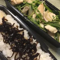 豆苗と鶏むね肉のにんにく炒め弁当
 #とりむねにく  #お弁当|亜希さん