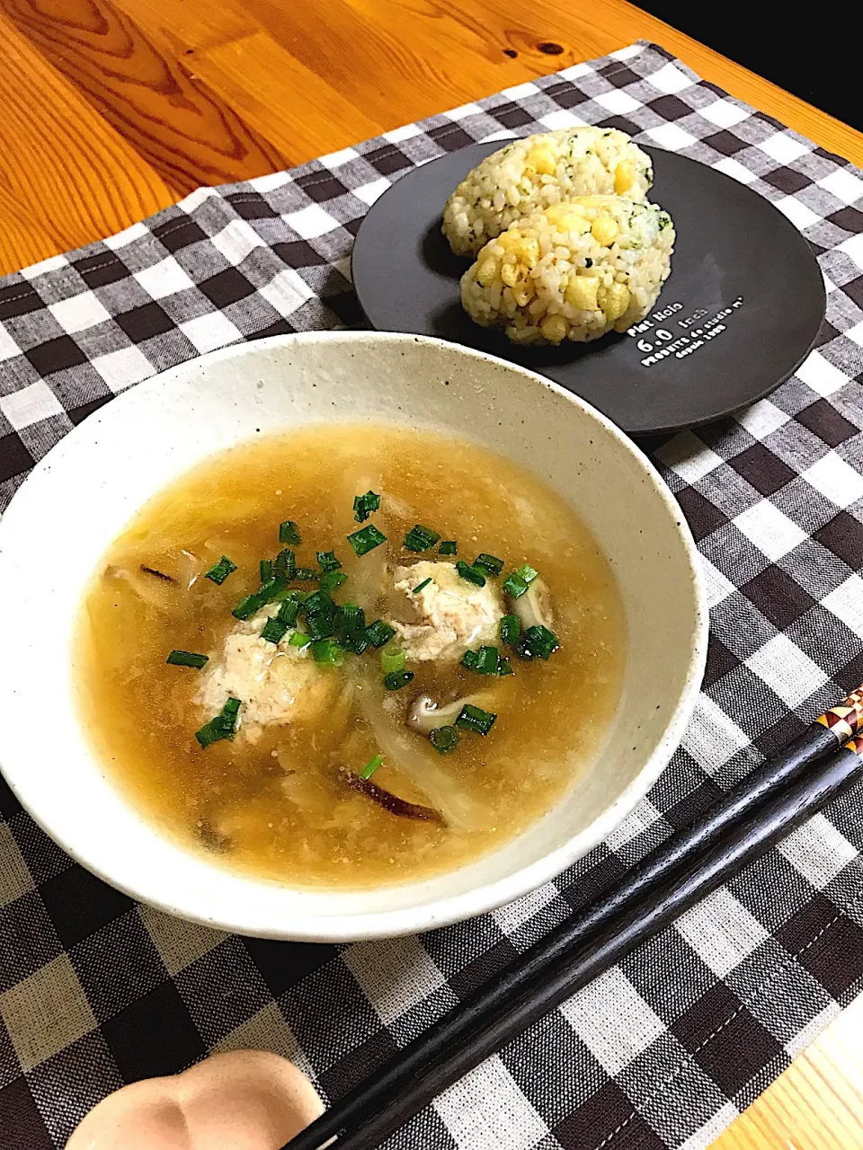 鶏団子のみぞれスープ、たぬきおにぎり【sayaさんの料理 たぬきおにぎり】|sayaさん