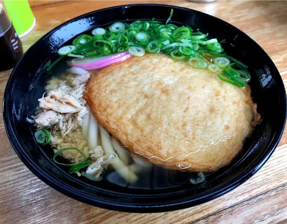 Snapdishの料理写真:早めのお昼ご飯は、丸天うどんカシワ入り🍜朝ごはんのおにぎり食べたばかりなのに炭水化物を補充してしまいましたわ💦これで豚街道まっしぐら🐷|にゃあ（芸名）さん