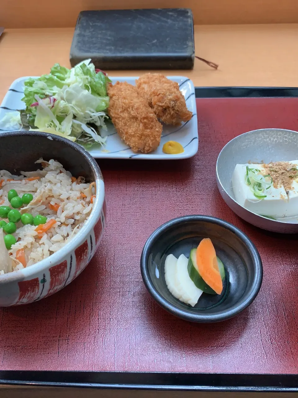 あさりと野菜炊き込み御飯/広島産カキフライ/冷奴/味噌汁|山内博之さん