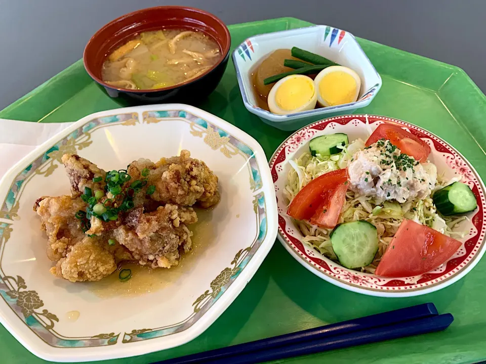 若鶏の唐揚みぞれ煮、大根と卵の煮込み、ツナとトマトのサラダ、味噌汁|Tadahiko Watanabeさん