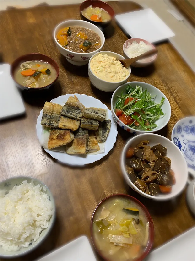 鯖の竜田揚げ〜タルタルソース添え〜・蓮根、人参、蒟蒻の甘辛煮・南瓜のそぼろ餡かけ・水菜サラダ・豚汁・ご飯|ちびろ菌さん