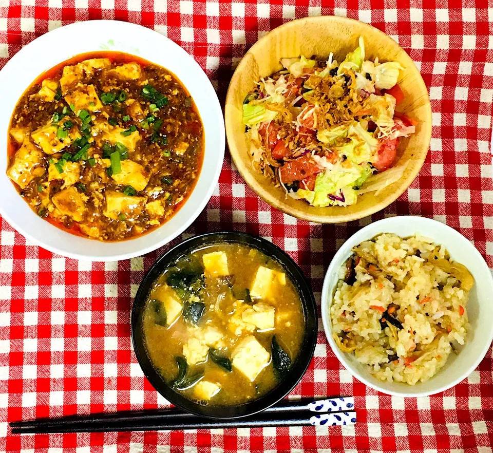 今日の夕飯🍴麻婆豆腐、おこわ、サラダ、味噌汁|琥珀さん