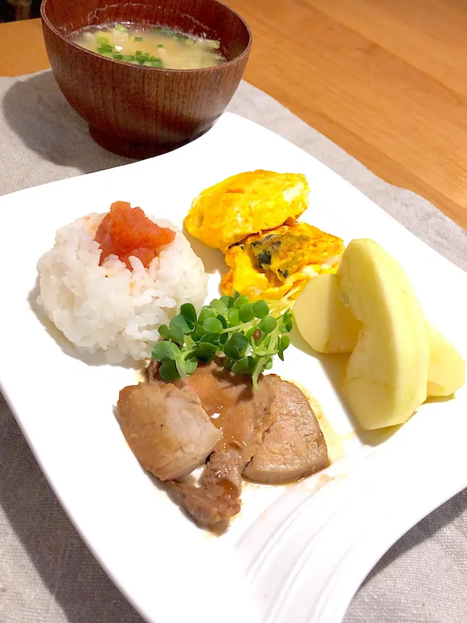 大根と白菜と豆腐のお味噌汁、焼豚、ワカメの卵焼き、明太おむすび、りんご|harukaさん