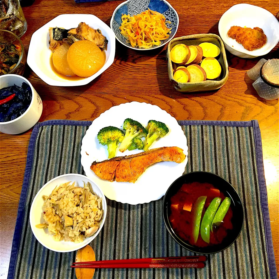 鶏牛蒡飯、豆腐生ワカメ鞘の味噌汁、
鮭バター焼き、ブロッコリーソテー、
ぶり大根、大根キンピラ、薩摩芋、
常備菜|yakinasuさん