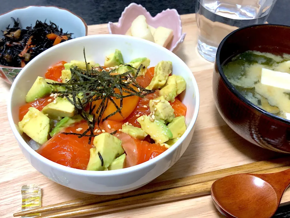 サーモンとアボカドの漬け丼定食|yuyuさん