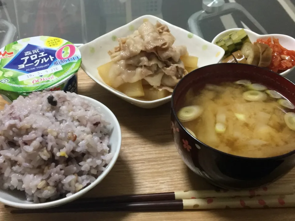 Snapdishの料理写真:豚バラと大根の煮物|よぉ〜さん