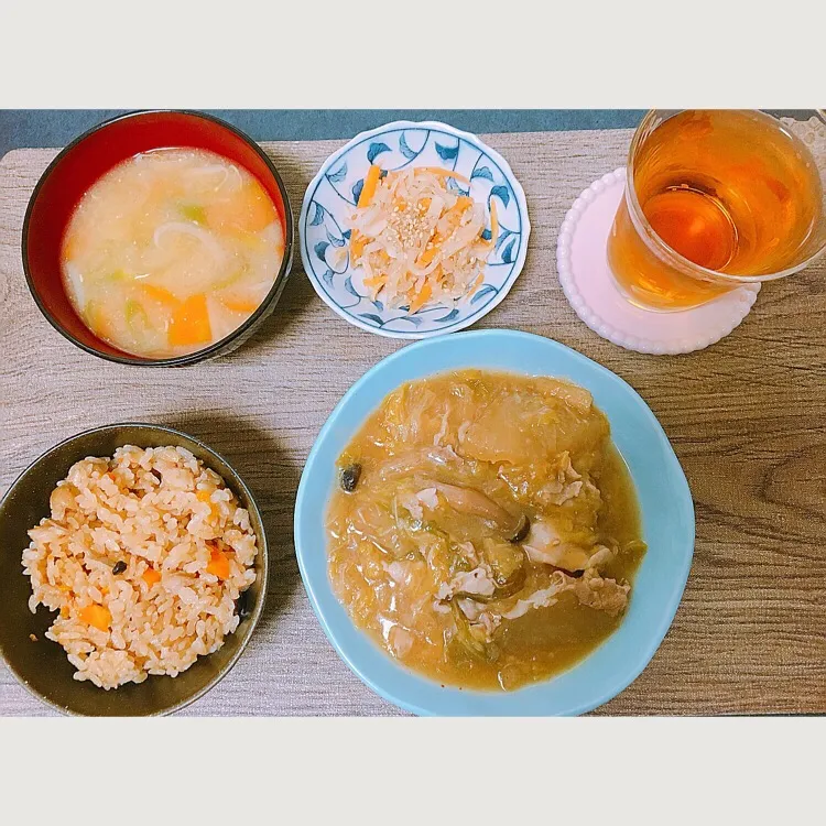 【晩御飯】
大根と白菜と豚肉のトロ煮
なます
炊き込みご飯
味噌汁|たろさんさん