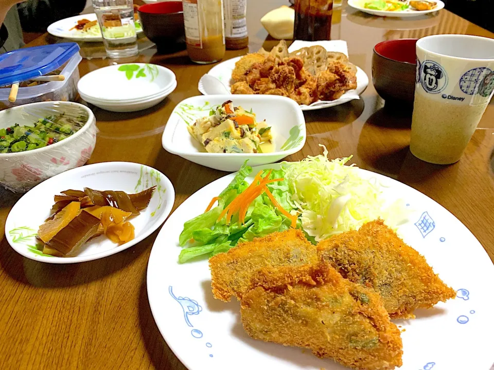 #晩御飯。 あじの大葉巻きフライ。高野豆腐の卵とじ。めかぶ、筍の煮物。味噌汁、菜の花の浅漬け。唐揚げ。蓮根の素揚げ。|yukaさん