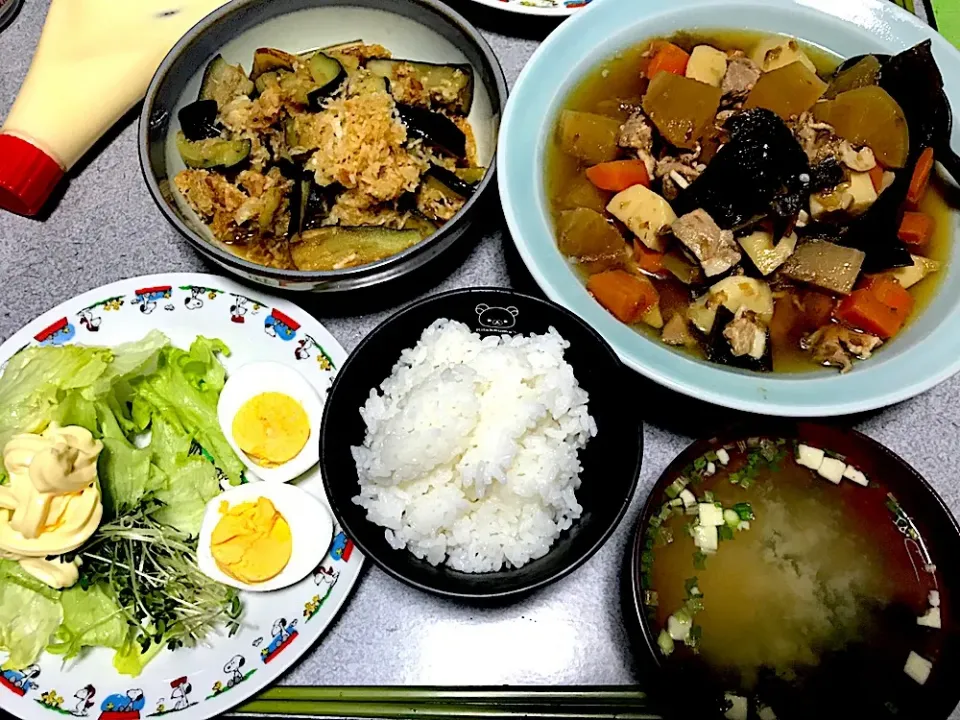 最後はご飯に汁をかけて食べた #夕飯 白米、昆布出汁肉大根人参じゃが、茄子炒めおかか大根おろし生姜、ゆでたまご(1個を半分にしたやつ)レタスサラダ、豆腐ワカメ味噌汁|ms903さん