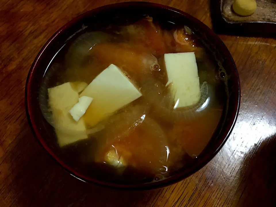 トマトと豆腐の味噌汁|さんだーさん