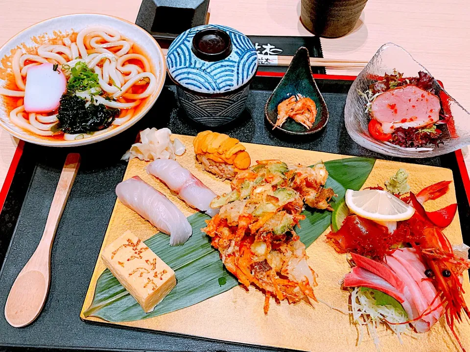 Snapdishの料理写真:職場仲間とランチ♪お刺身・お寿司・天ぷら定食|キノコ🍄さん