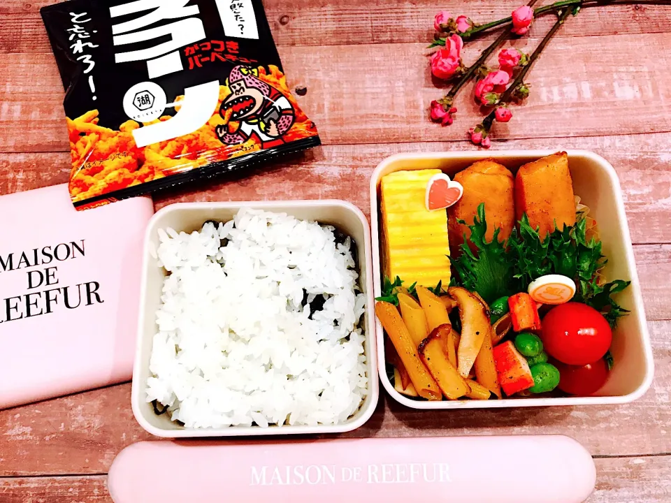 Snapdishの料理写真:JKお弁当
#鮪の煮付け #枝豆とカニカマ塩胡椒炒め
#エリンギの醤油バターペンネ
#卵焼き #とまと #塩昆布サンドごはん
鮪の刺身でお弁当用に煮つけ🐟サイズバッチリ👌|あお♡あおさん