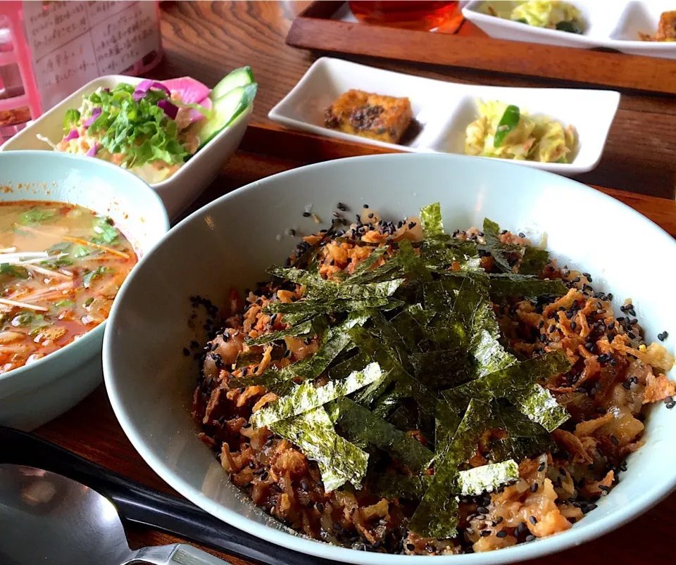 アルコホーリクの昼ごはん⭐️⭐️⭐️
豚ばらめしとトムヤンクン麺のセット🐷🍜|ぽんたさん