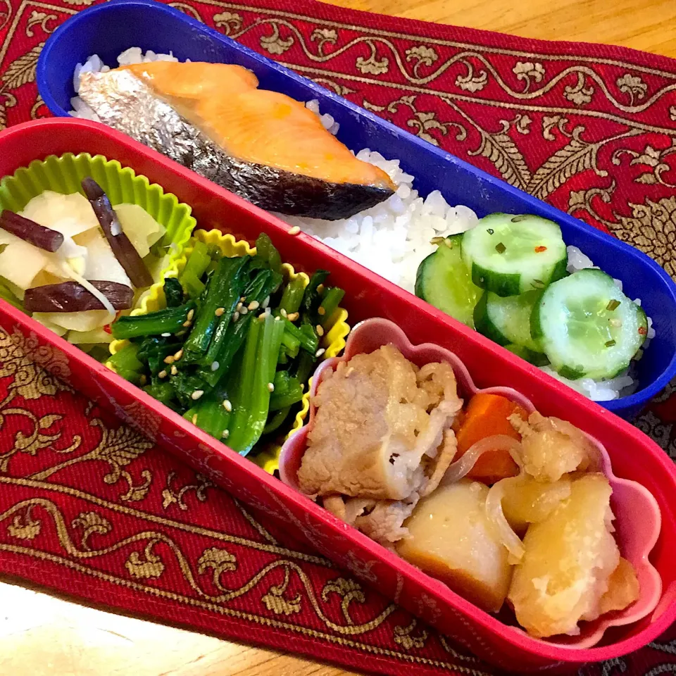 肉じゃがと、ほうれん草の胡麻和えと、筍の酢漬けと、焼き鮭弁当|もえさん