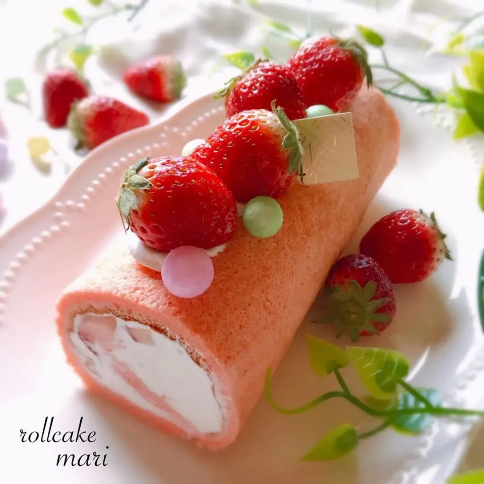 Snapdishの料理写真:いちごロールケーキ🍓
 #手作り  #手作りケーキ  #お菓子作り #ロールケーキ #いちごロールケーキ|まーり（@mariyuiren）さん