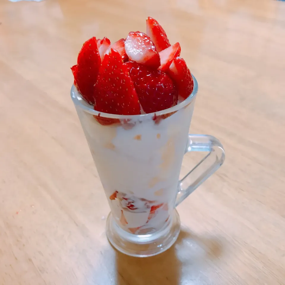 いちごパフェ🍓|ちゃみこさん