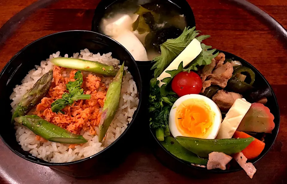 本日もお弁当🍱チキン焼きタレ漬け（セゾンファクトリーの、焼肉のタレ使用）菜の花辛子和え🥒筑前煮🥘アスパラとベーコン🥓自家製アスパラの糠漬け🥗鮭フレーク🐟 #snapdish  #macaroni #チキン #セゾンファクトリー焼肉のタレ  #菜の花  #筑前煮  #アスパラベーコン  #糠漬け  #しゃけ  #札幌  |Yukie  Toriseさん