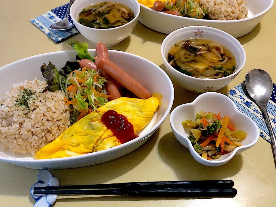 2／28昼食  #昼ごはん  #ワンプレートランチ 
•鶏そぼろときのこ他のオムレツ/ソーセージ/野菜サラダ/玄米ごはん •いろいろ野菜の胡麻和え •みそ汁     ‥今日は昼前出勤なので、我が家にしてはかなり早めの昼食‥|おさんどんさん