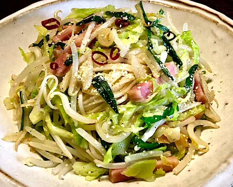 Snapdishの料理写真:梅こんぶ茶味のペペロンチーノ風細うどん
#ベーコン #もやし 
#ニラ #キャベツ 
#麺好き男のランチ|mottomoさん