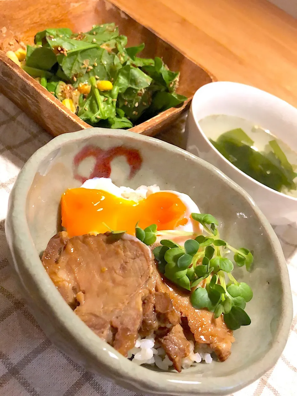 Snapdishの料理写真:焼豚丼、ほうれん草とコーンのサラダ、わかめスープ|harukaさん