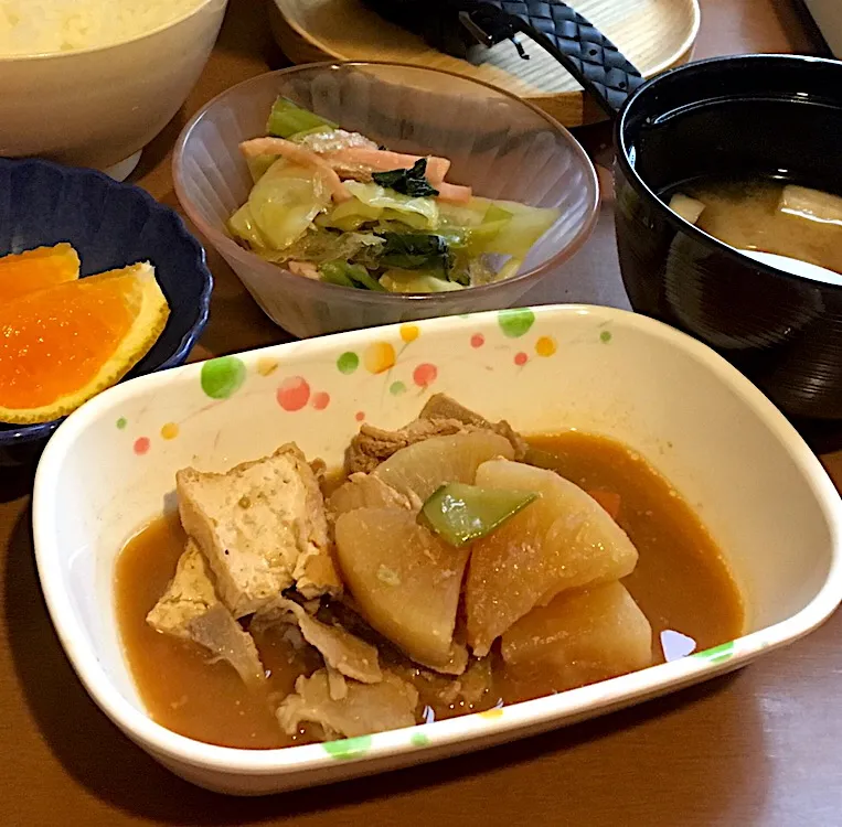 アル中病棟の朝ごはん☀️☀️🔆43日目
ごはん🍚  みそ汁（焼き麩）  大根の味噌煮  中華ドレッシング和え  でこぽん🍊|ぽんたさん