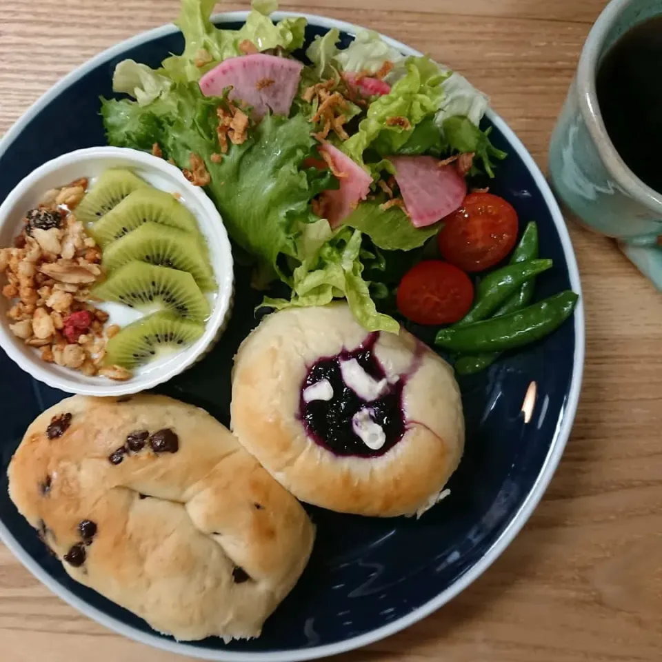 朝食
ブルーベリージャムとクリチパン
チョコチップパン 
生野菜
スナップエンドウ
トマト
キウイ入りフルグラヨーグルト|まりさん