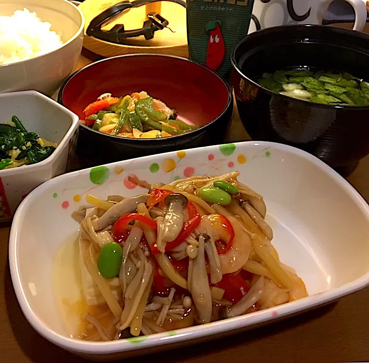 アル中病棟の晩ごはん⭐️⭐️🔆
ごはん🍚  春雨スープ  豆腐のきのこあん🍄  ピリ辛炒め  酢醤油和え|ぽんたさん