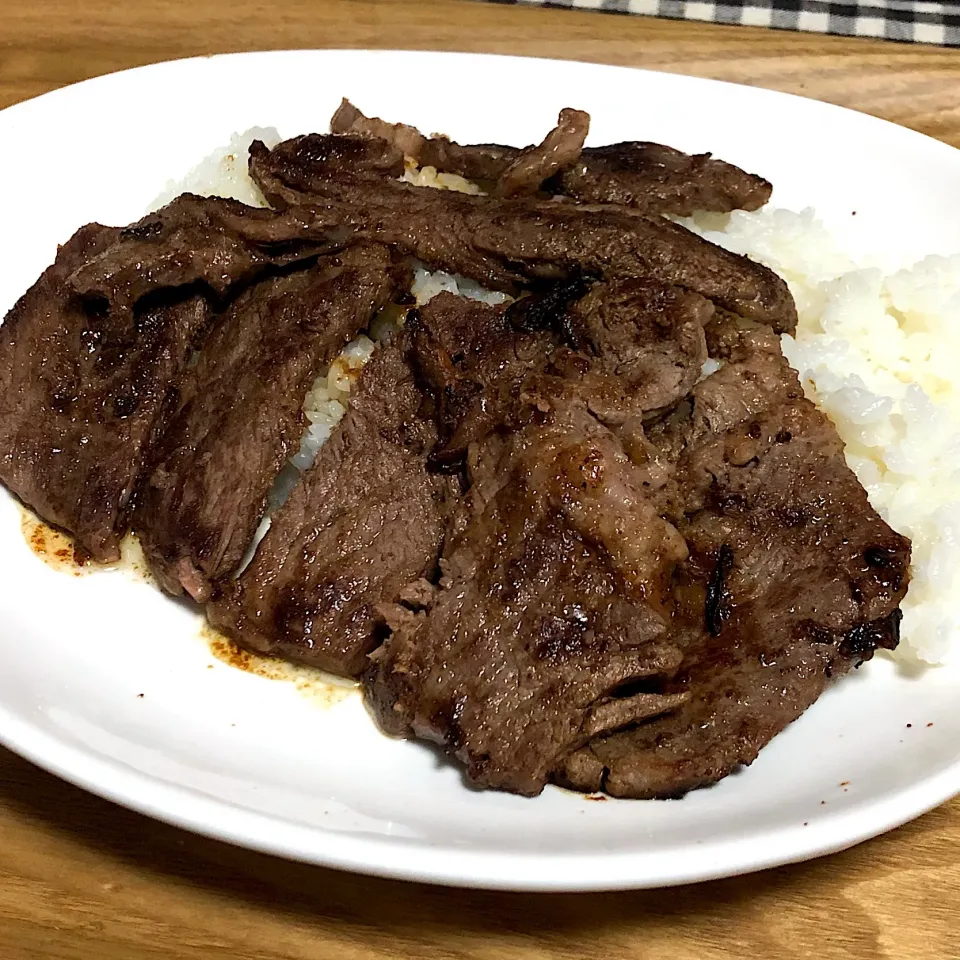 Snapdishの料理写真:バター醤油でステーキ丼|まぁたんさん