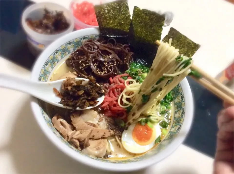 マルタイの棒ラーメンの高菜豚骨味を使って、田中商店の「ネギ  キクラゲ   玉入り バリカタ」を真似して！^_^ 高菜は九州で買ってきた激辛で田中商店の辛さレベルに。チャーシューは自家製|Takeshi  Nagakiさん