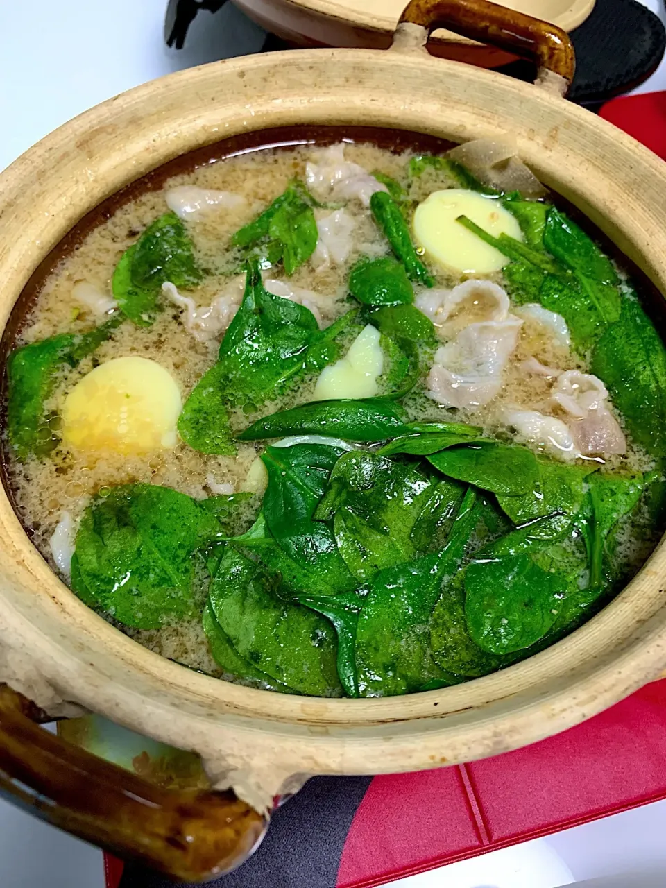 Miso nabe pot with kurobuta pork, tofu, baby spinach and mushrooms|Ong Sor Fernさん