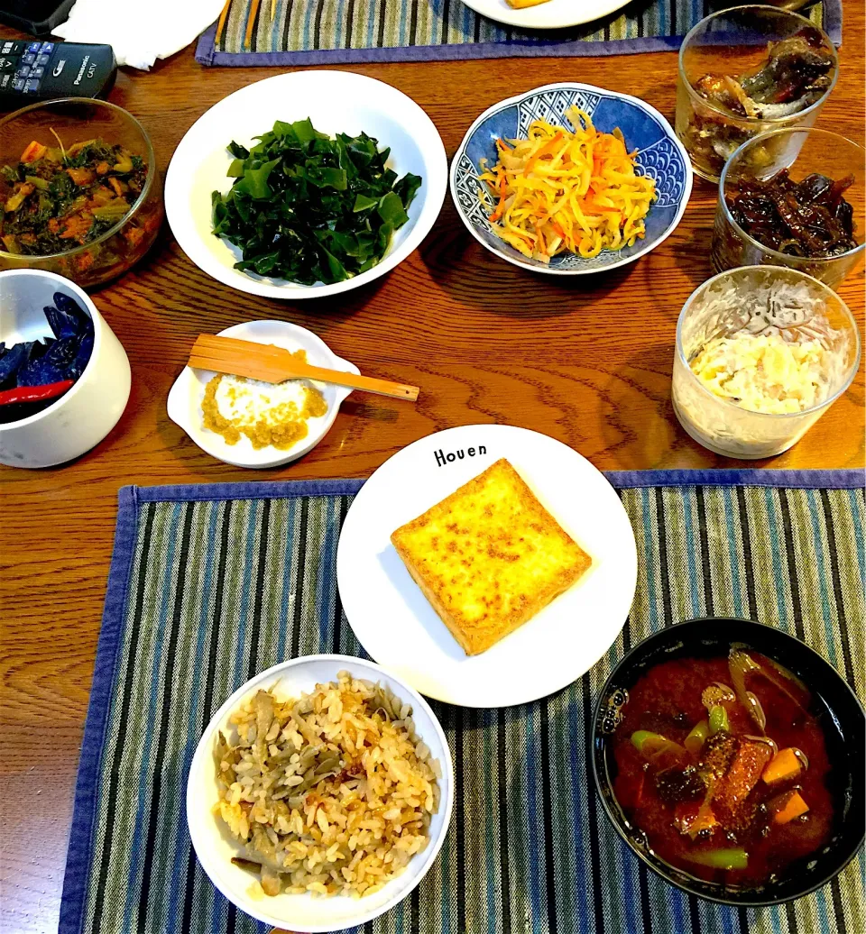 鶏牛蒡飯、味噌汁、厚揚げ素焼き、
生ワカメ、常備菜|yakinasuさん