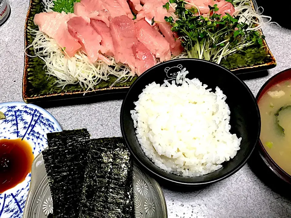 わさび醤油でツマ #夕飯  白米、刺身、ツマ、シソ、海苔、油揚げワカメ味噌汁|ms903さん