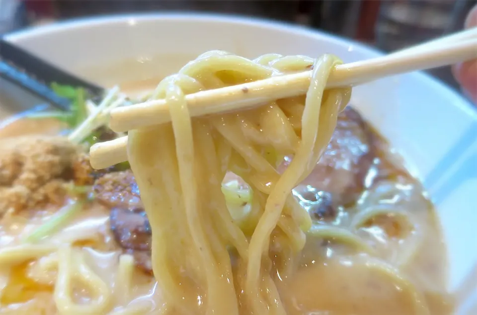 麺はストレートの太麺@やまらぁ 人形町|Mickeeさん