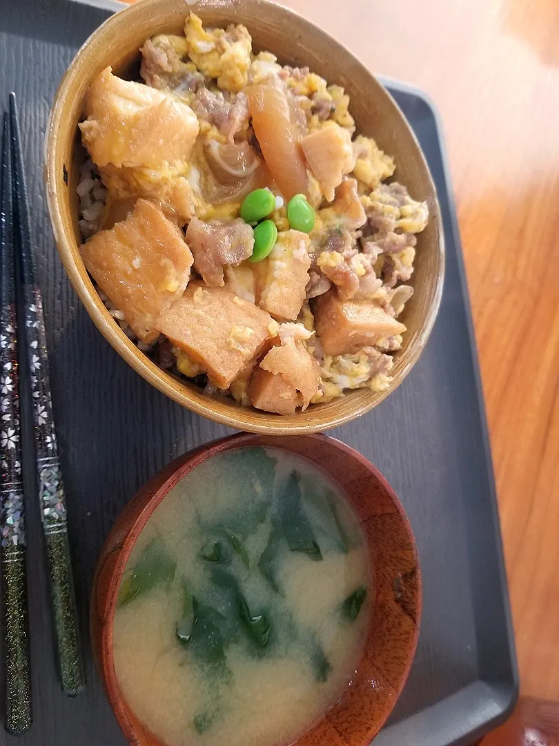 Snapdishの料理写真:厚揚げでカロリー抑えてボリュームアップな親子丼

シンプルにワカメの味噌汁|あぁちゃんさん