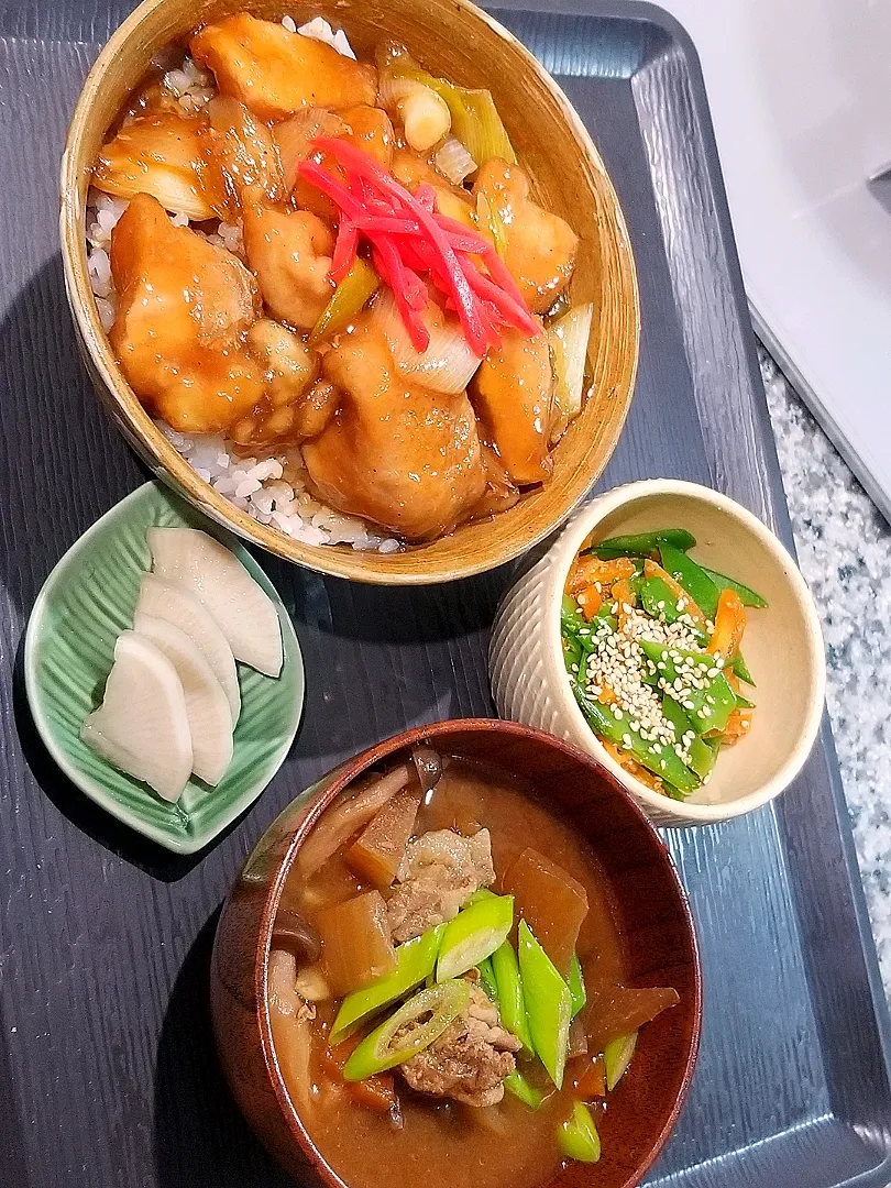 Snapdishの料理写真:鶏の照り焼き丼
豚汁
ごま和え
香物|あぁちゃんさん