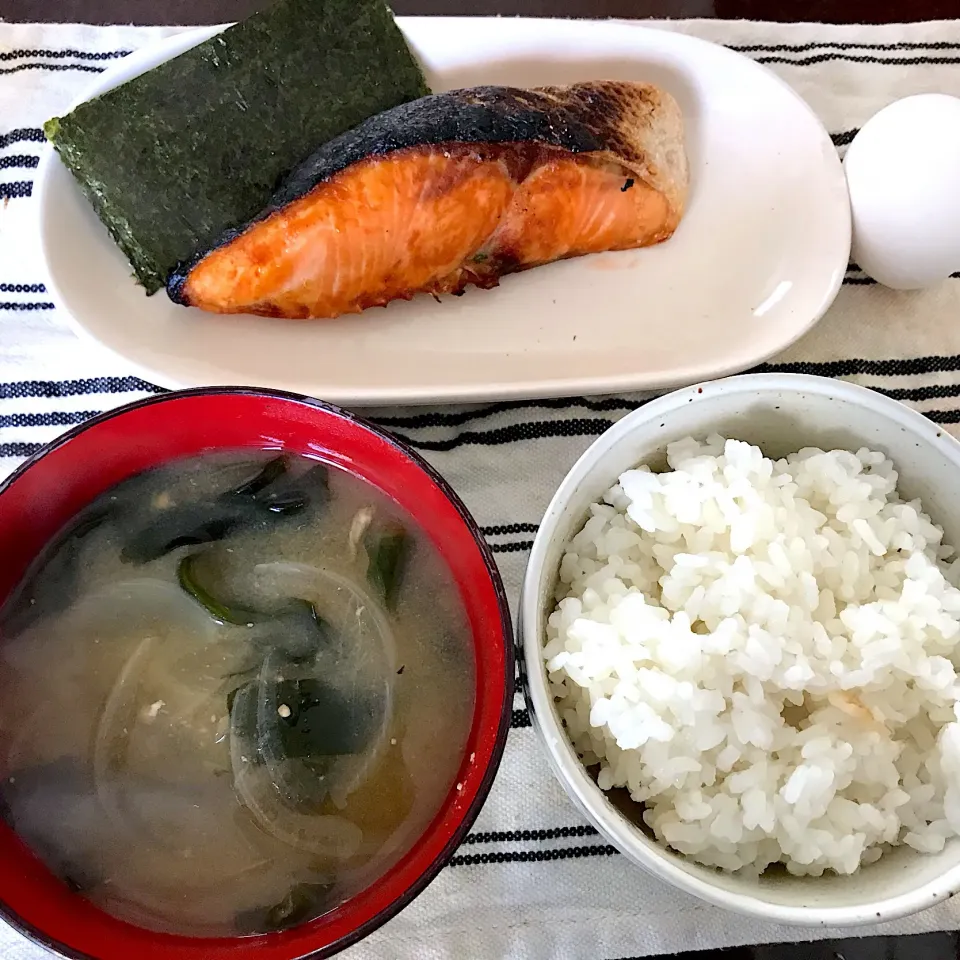 焼鮭、玉ねぎとわかめの味噌汁|純さん