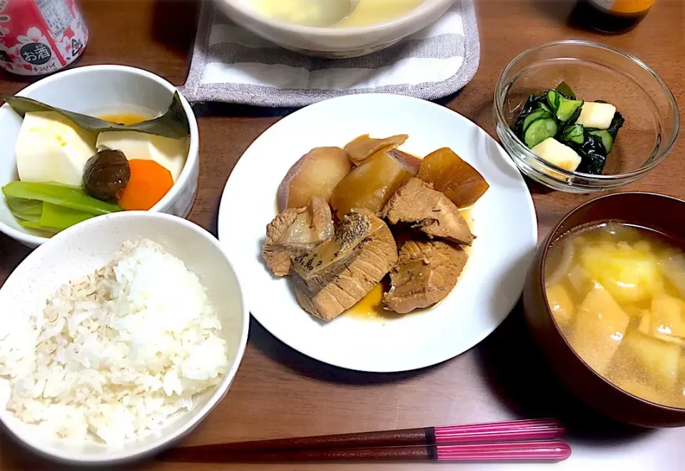 ぶり大根🐟
湯豆腐
ワカメときゅうりの酢の物🥒
じゃがいもと玉ねぎのお味噌汁|m-amさん