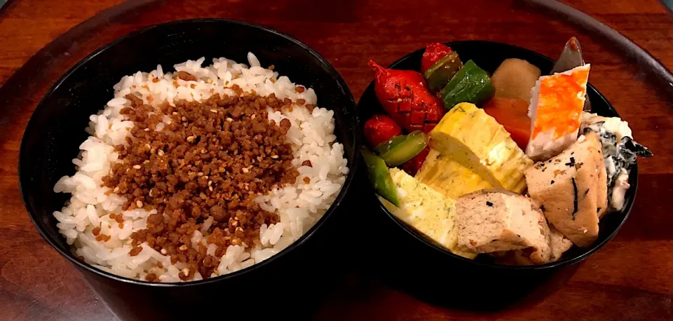 Snapdishの料理写真:3月１日の今日も息子弁当🍱赤ウインナーとピーマンチャップ（セゾンファクトリーのトマトケチャップ使用）五目ガンモ🥘青のり入り厚焼き卵🍳筑前煮🥘ちくわとワカメのマヨサラダ🥗カニカマ🦀 #息子弁当  #サーモスランチジャー  #snapdish  #macaroni  #赤ウインナー  #ピーマン  #セゾンファクトリーのト|Yukie  Toriseさん